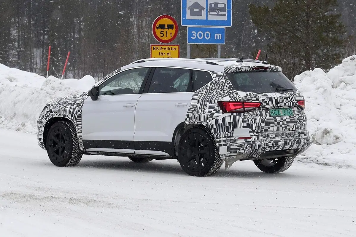 Seat Ateca: restyling e powertrain ibrido in arrivo [Foto spia] (24)