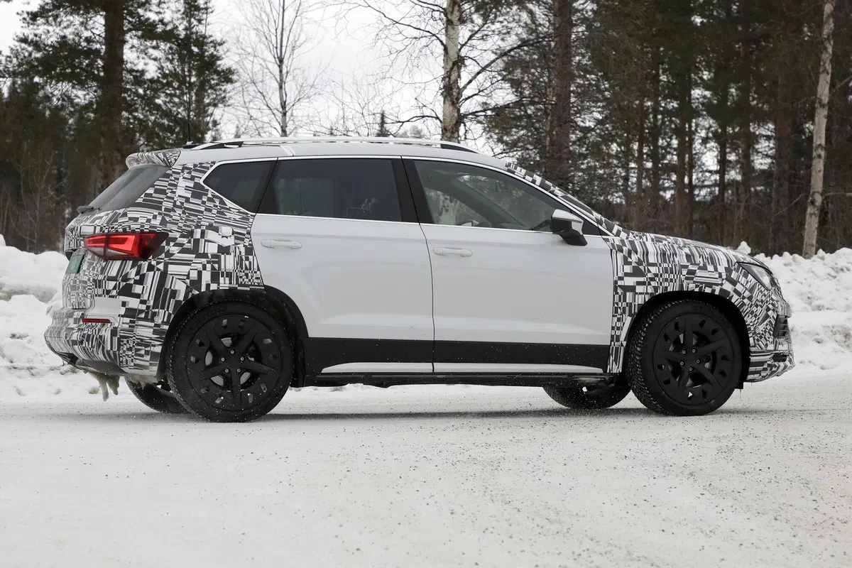 Seat Ateca: restyling e powertrain ibrido in arrivo [Foto spia] (9)