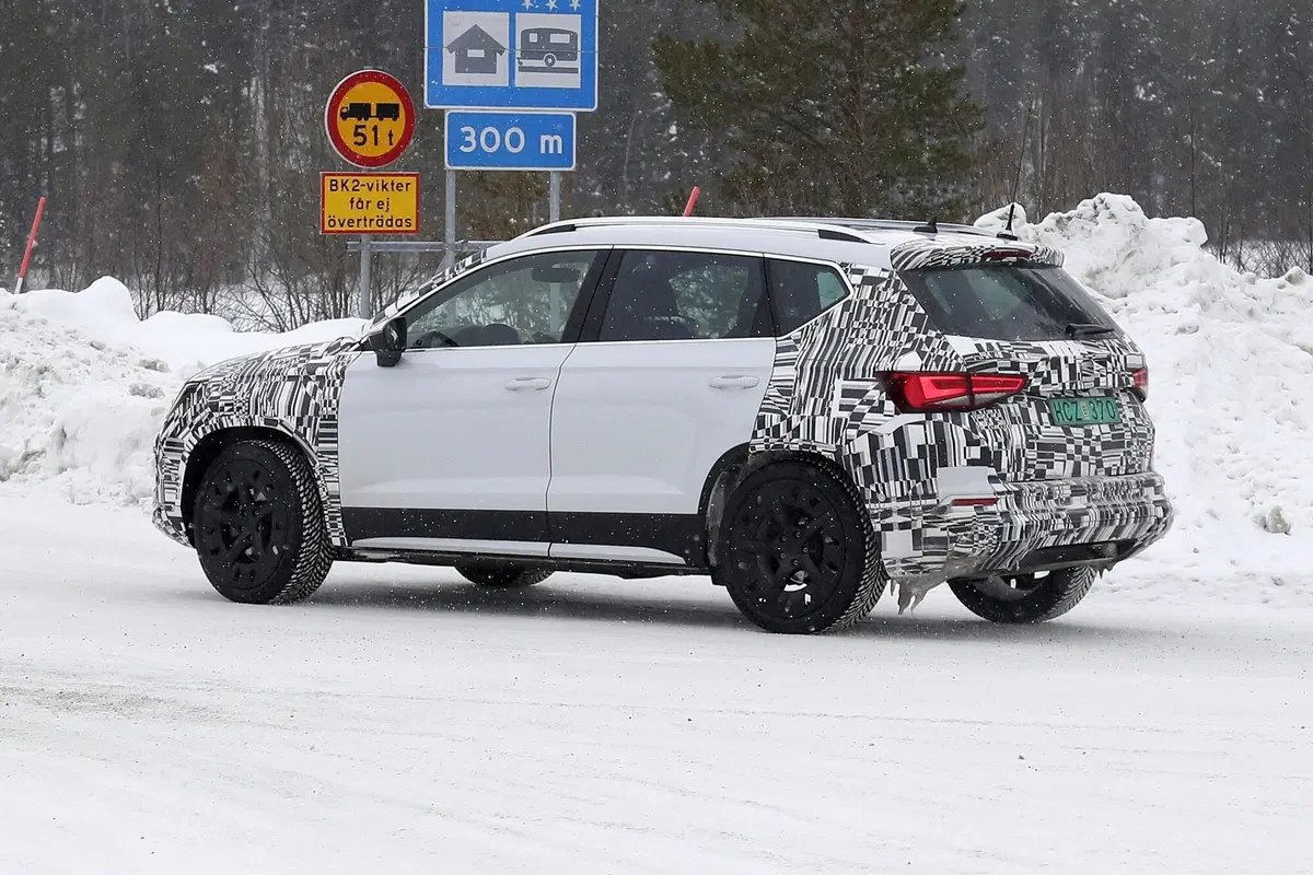 Seat Ateca: restyling e powertrain ibrido in arrivo [Foto spia] (23)