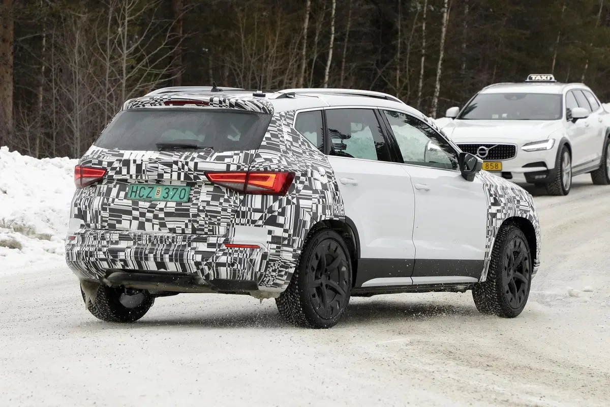 Seat Ateca: restyling e powertrain ibrido in arrivo [Foto spia] (12)