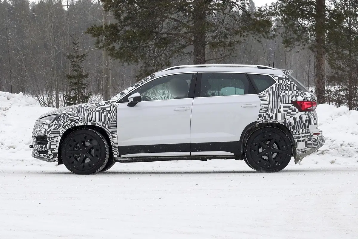 Seat Ateca: restyling e powertrain ibrido in arrivo [Foto spia] (22)