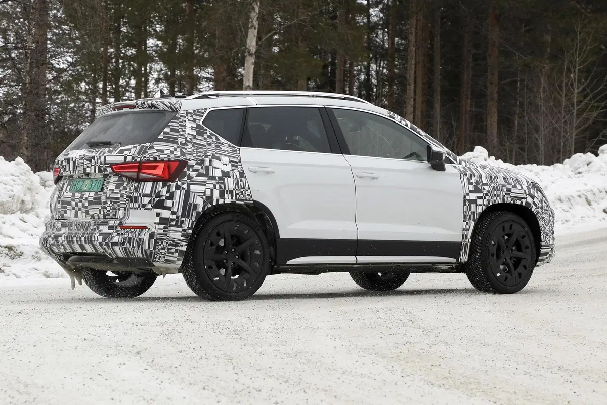 Seat Ateca: restyling e powertrain ibrido in arrivo [Foto spia] (10)