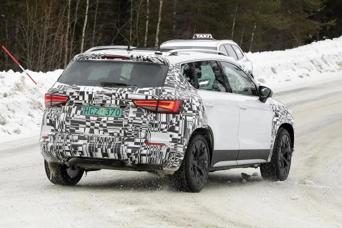 Seat Ateca: restyling e powertrain ibrido in arrivo [Foto spia] (13)