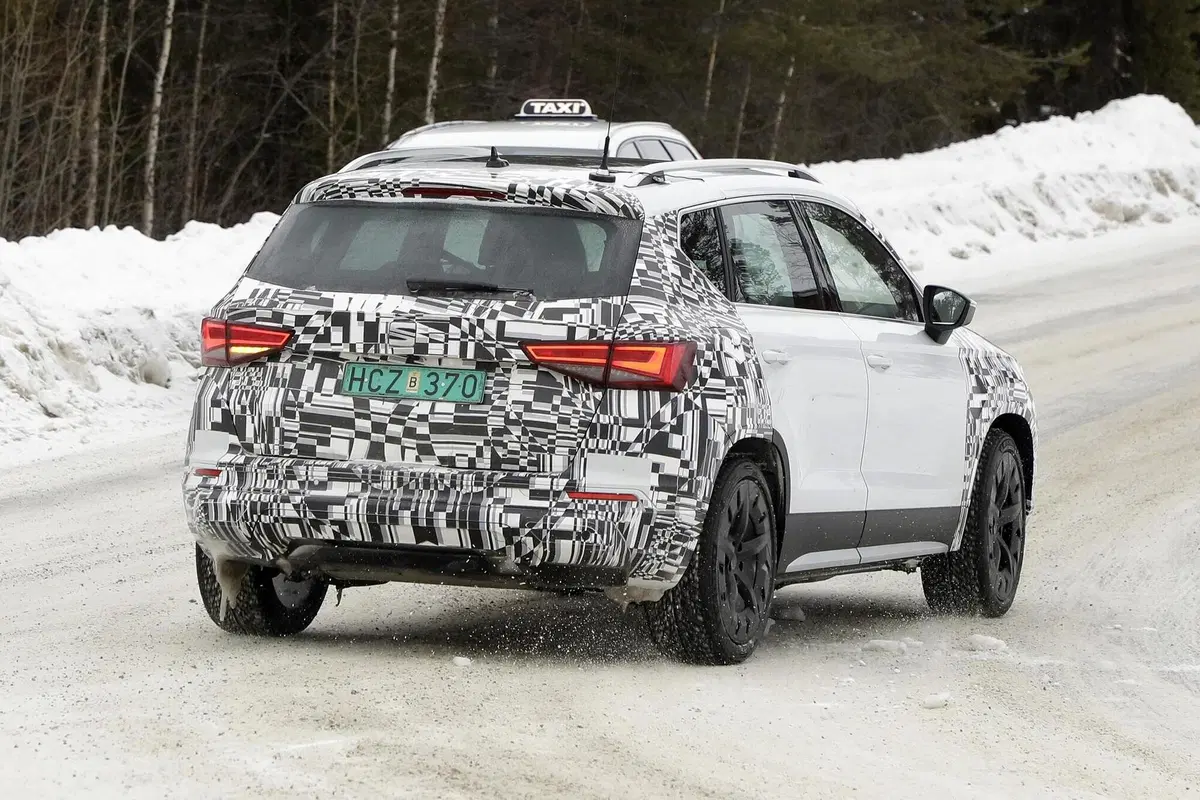 Seat Ateca: restyling e powertrain ibrido in arrivo [Foto spia] (14)