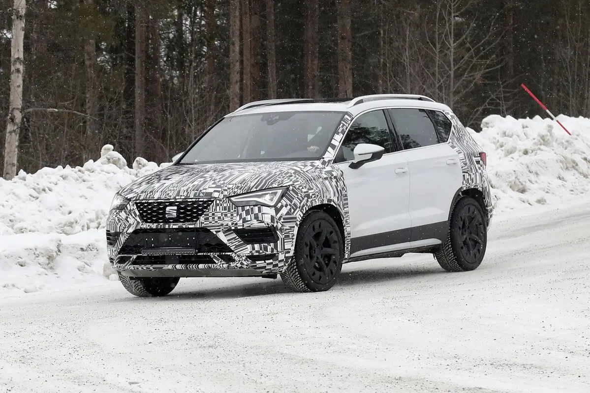 Seat Ateca: restyling e powertrain ibrido in arrivo [Foto spia] (19)
