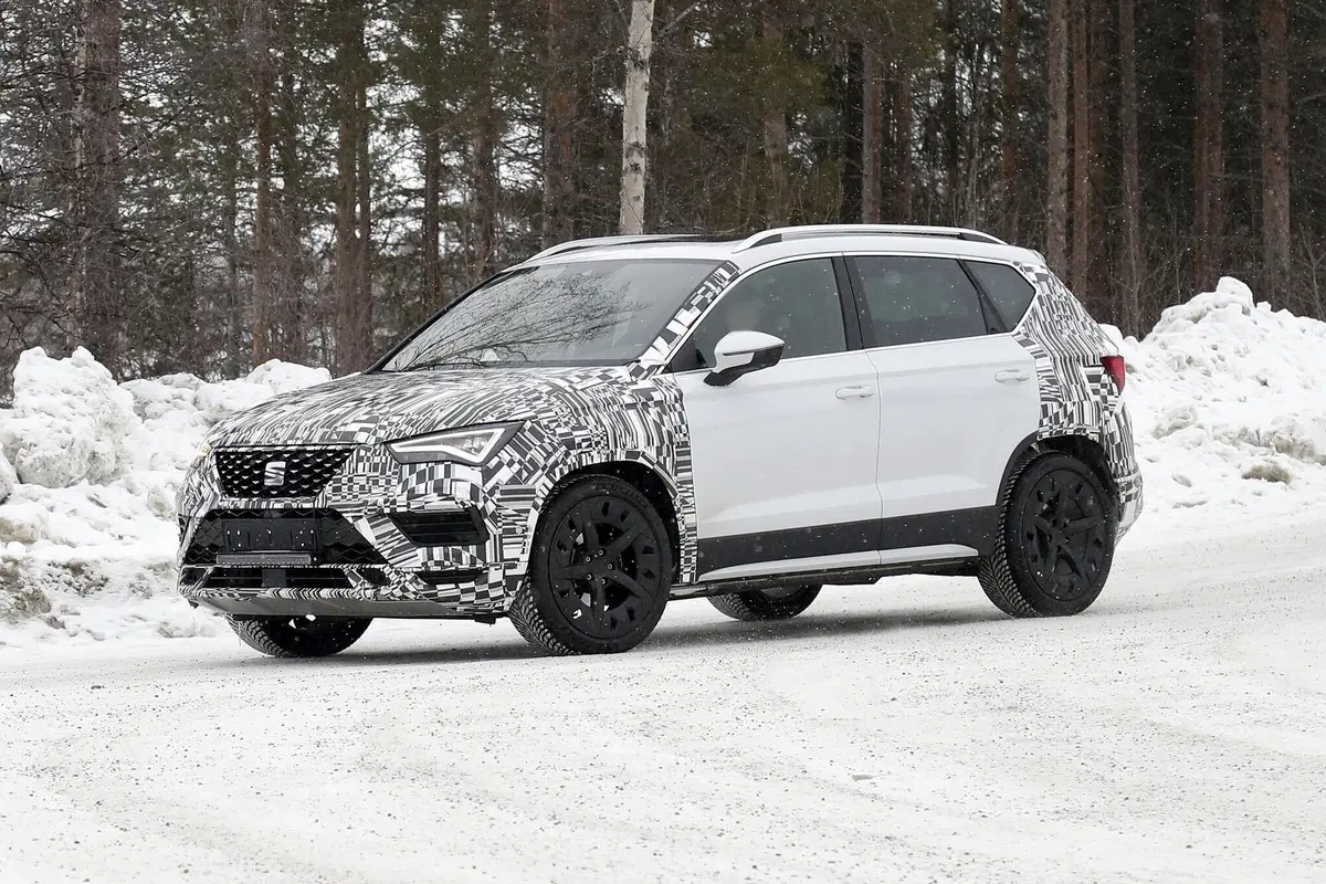 Seat Ateca: restyling e powertrain ibrido in arrivo [Foto spia] (20)