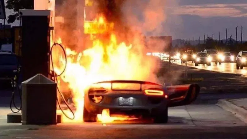 Porsche 918 Spyder a fuoco (nel 2014): la F40 di Montecarlo &egrave; solo l'ultima