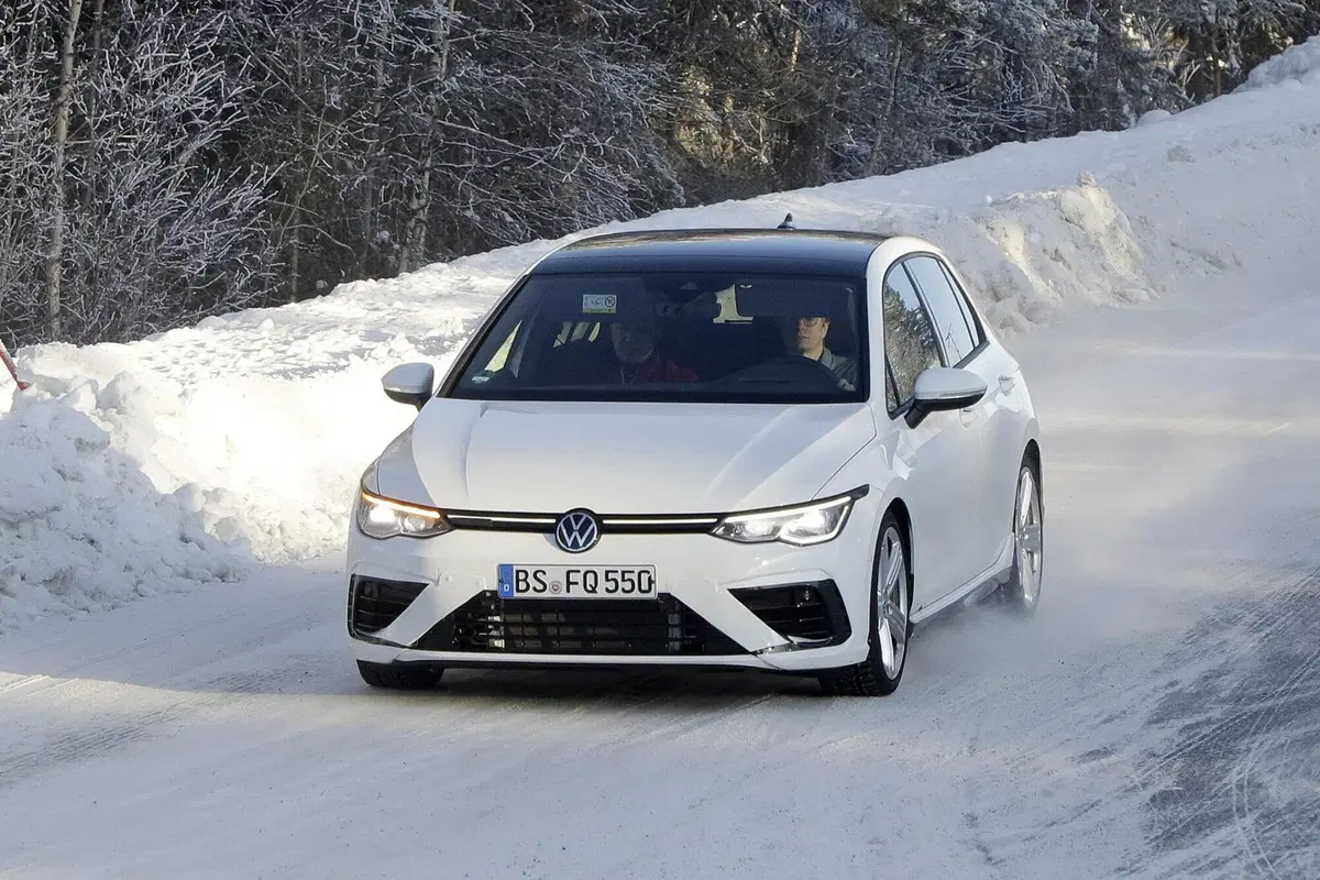 Volkswagen Golf R 2020: eccola senza veli [Foto spia] (2)