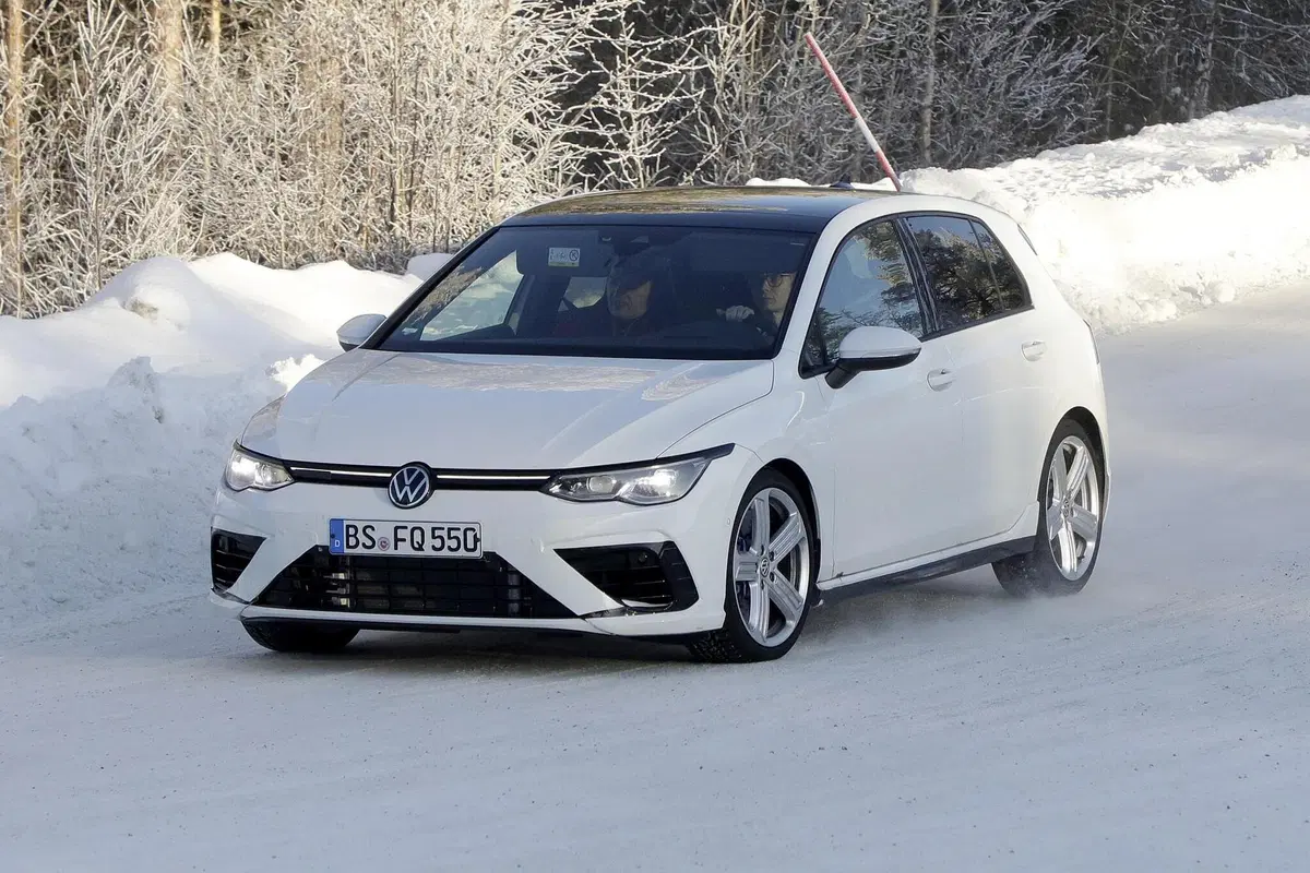 Volkswagen Golf R 2020: eccola senza veli [Foto spia] (3)