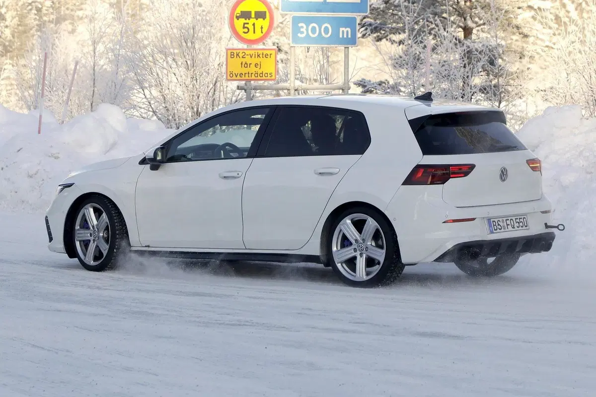 Volkswagen Golf R 2020: eccola senza veli [Foto spia] (10)