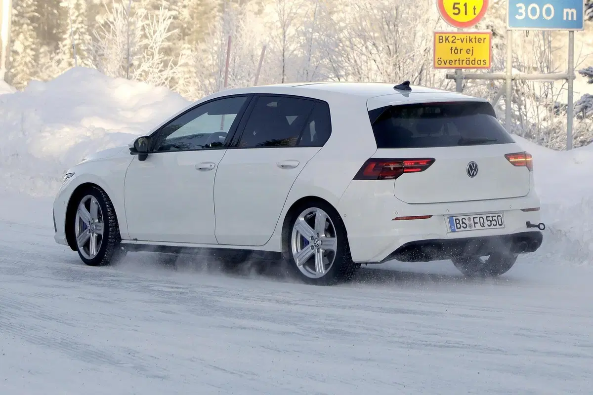 Volkswagen Golf R 2020: eccola senza veli [Foto spia] (11)