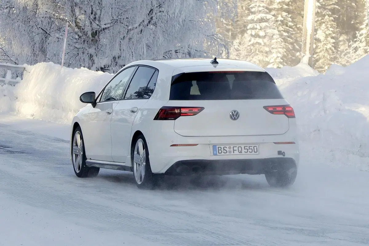 Volkswagen Golf R 2020: eccola senza veli [Foto spia] (14)