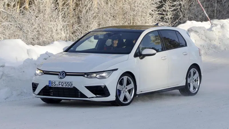 Nuova Volkswagen Golf R, per lei niente cinque cilindri Audi