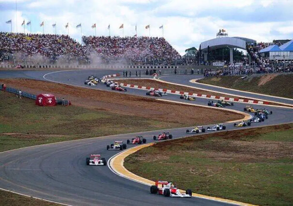 Le prime curve del GP Brasile F1 '90: 26 monoposto di cui tre si erano gi&agrave; toccate in frenata