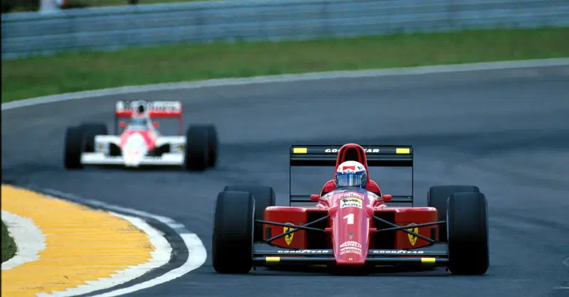 F1 '20 sospesa &amp; GP Revival '90, Shock Brasile: Senna patisce la chicane mobile e Prost vince la sua prima in Rosso [video]