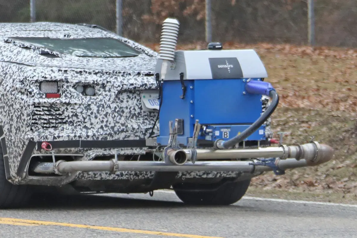 Corvette C8 PHEV: ibrida anti Ferrari SF90 Stradale? [Foto spia] (13)