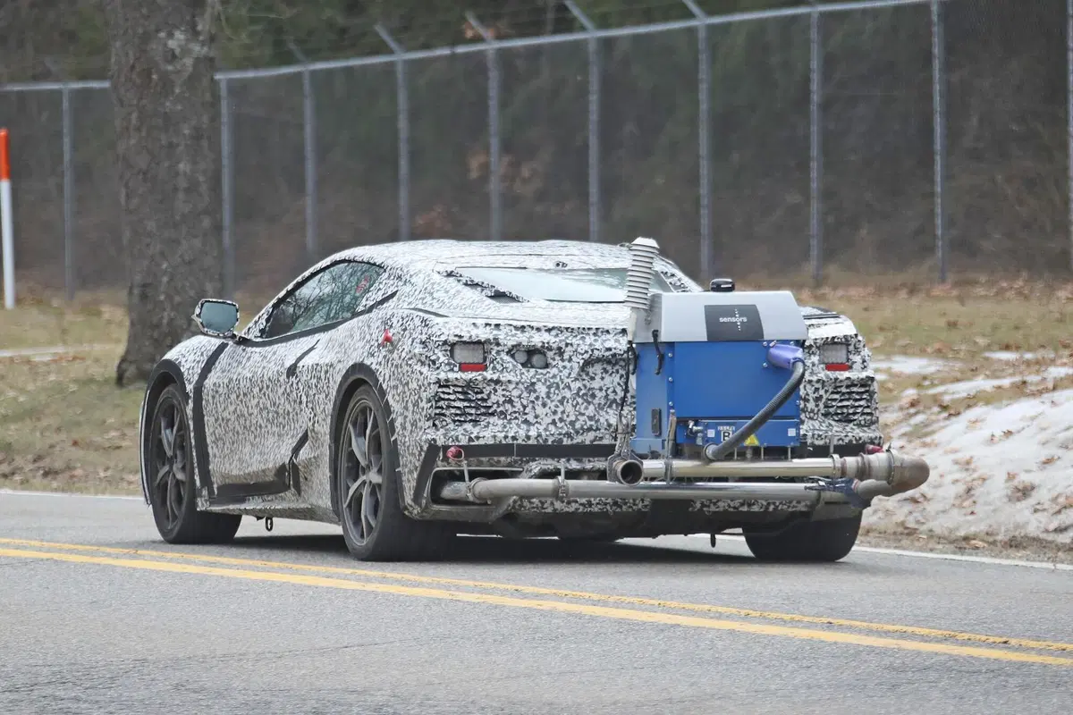Corvette C8 PHEV: ibrida anti Ferrari SF90 Stradale? [Foto spia] (15)