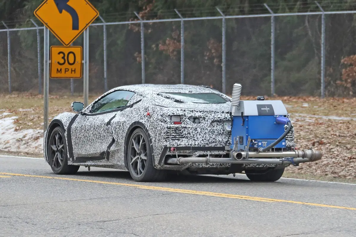 Corvette C8 PHEV: ibrida anti Ferrari SF90 Stradale? [Foto spia] (12)