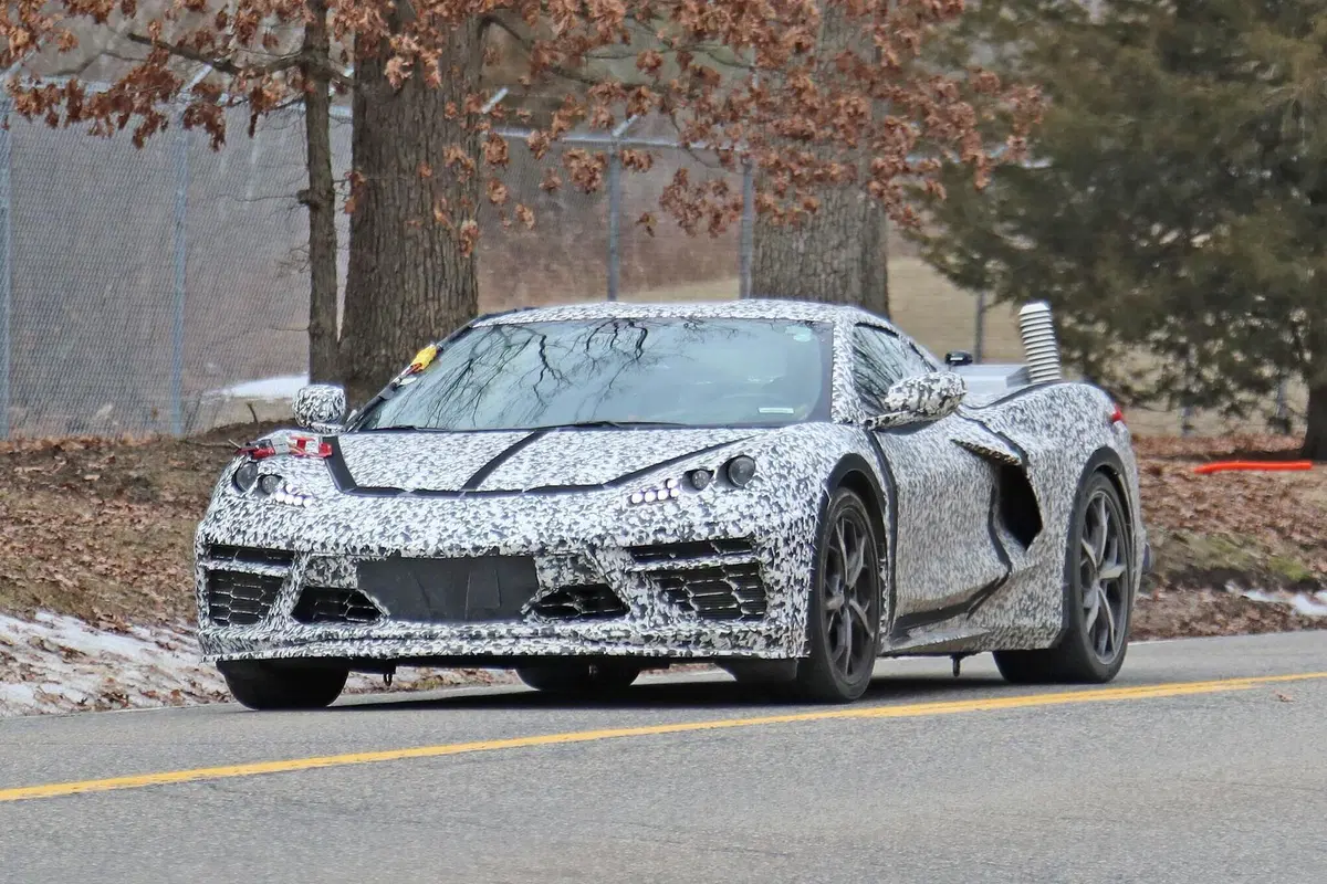 Corvette C8 PHEV: ibrida anti Ferrari SF90 Stradale? [Foto spia] (2)
