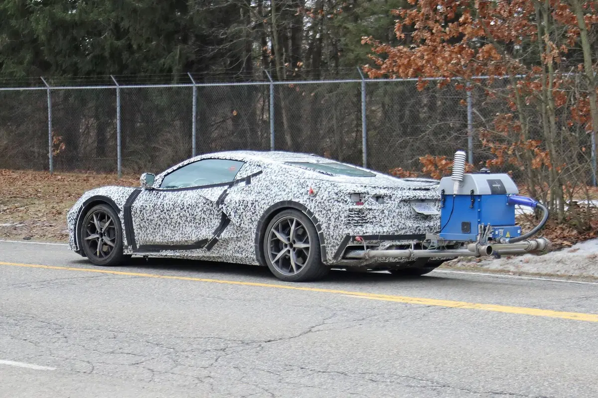 Corvette C8 PHEV: ibrida anti Ferrari SF90 Stradale? [Foto spia] (11)