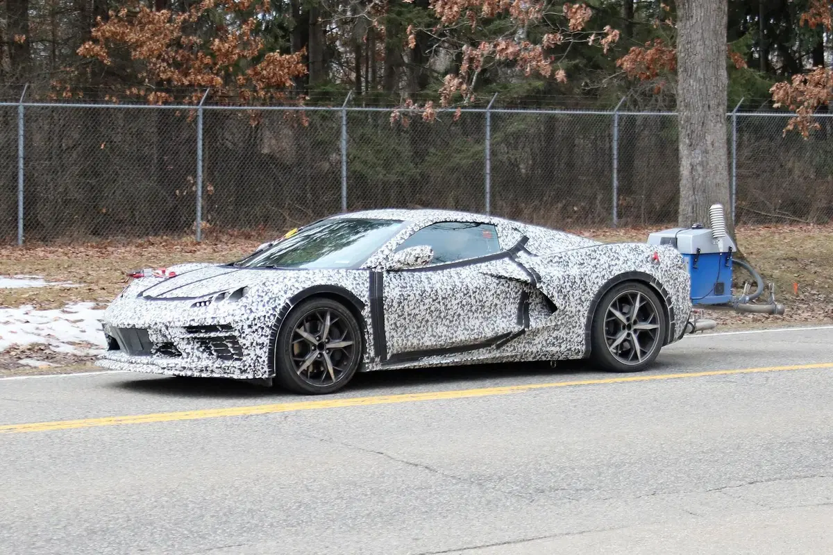 Corvette C8 PHEV: ibrida anti Ferrari SF90 Stradale? [Foto spia] (6)