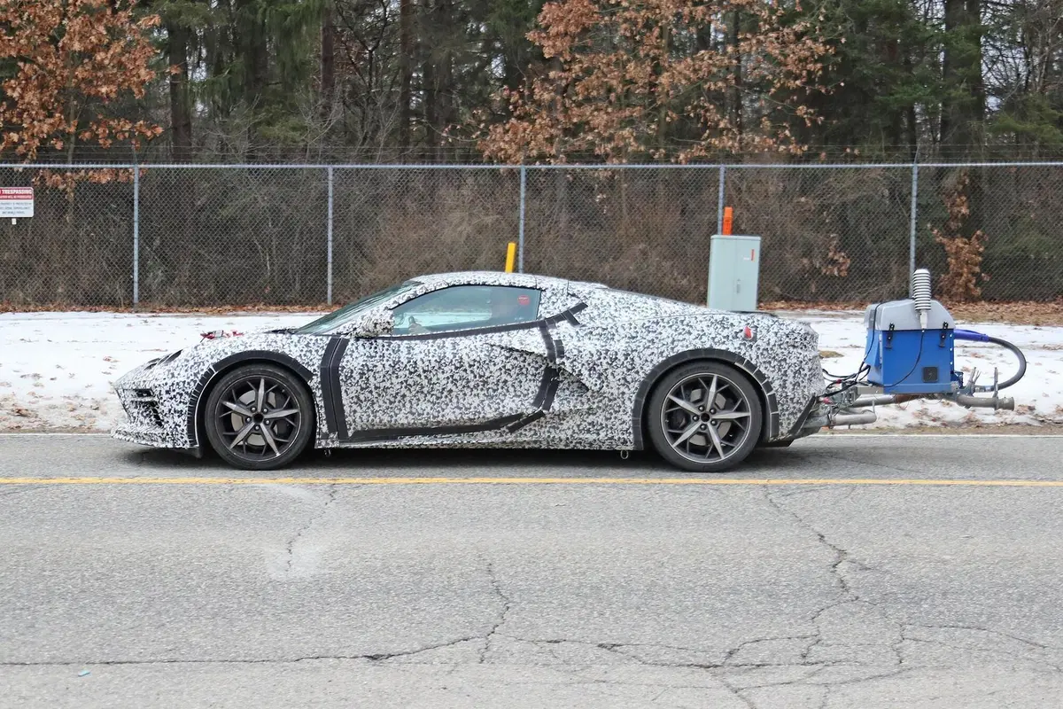 Corvette C8 PHEV: ibrida anti Ferrari SF90 Stradale? [Foto spia] (8)