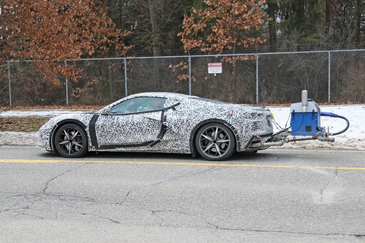Corvette C8 PHEV: ibrida anti Ferrari SF90 Stradale? [Foto spia] (9)