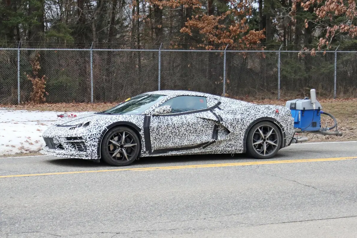 Corvette C8 PHEV: ibrida anti Ferrari SF90 Stradale? [Foto spia] (7)