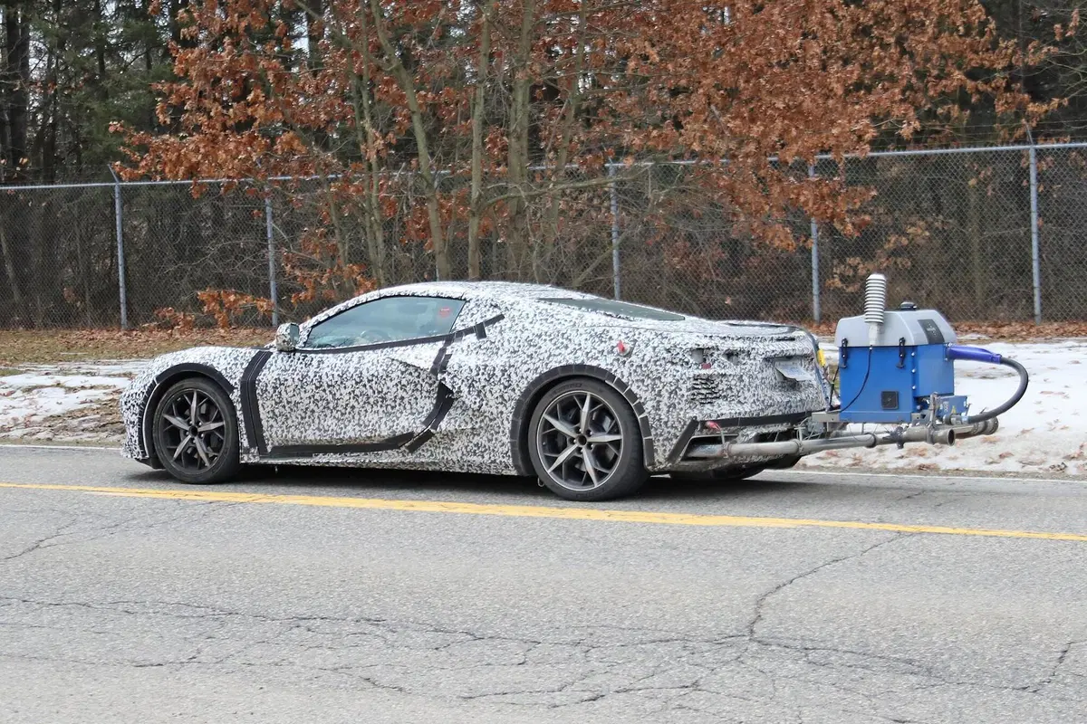 Corvette C8 PHEV: ibrida anti Ferrari SF90 Stradale? [Foto spia] (10)
