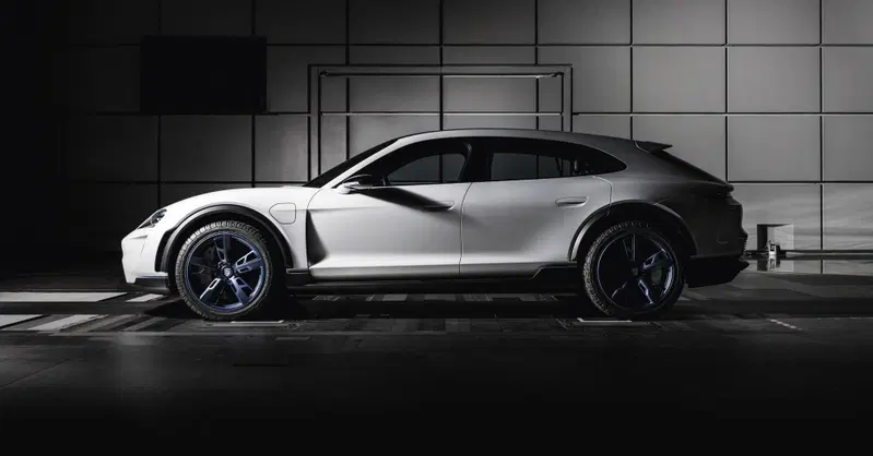 Porsche Taycan Cross Turismo e Macan elettrica: arriveranno!