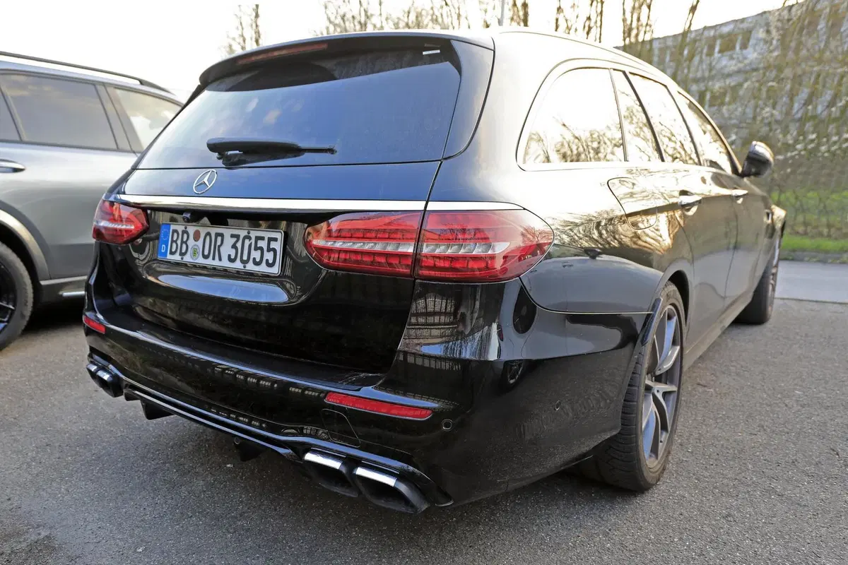 Mercedes-AMG E 63 2020: in arrivo anche la top performance [Foto spia] (2)