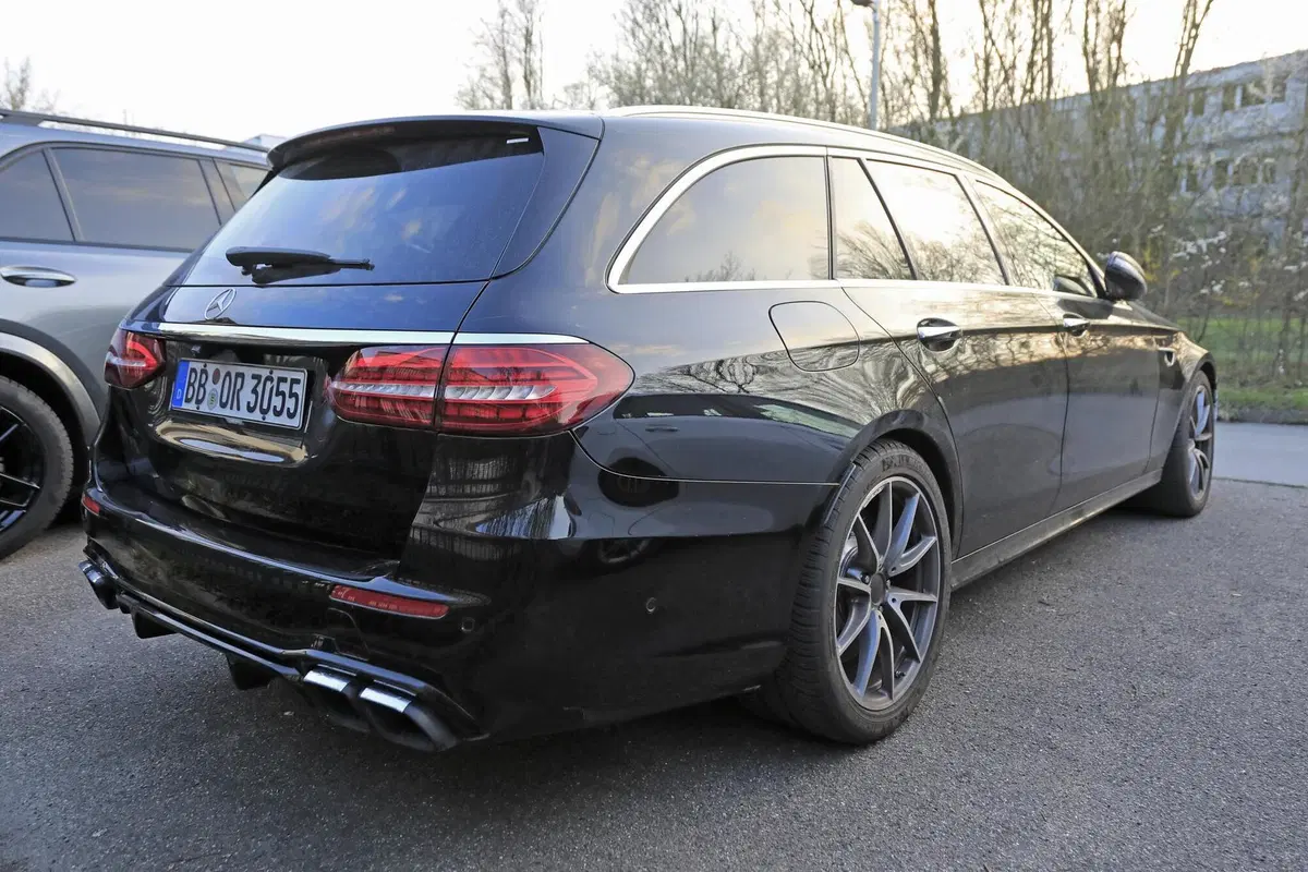 Mercedes-AMG E 63 2020: in arrivo anche la top performance [Foto spia] (7)