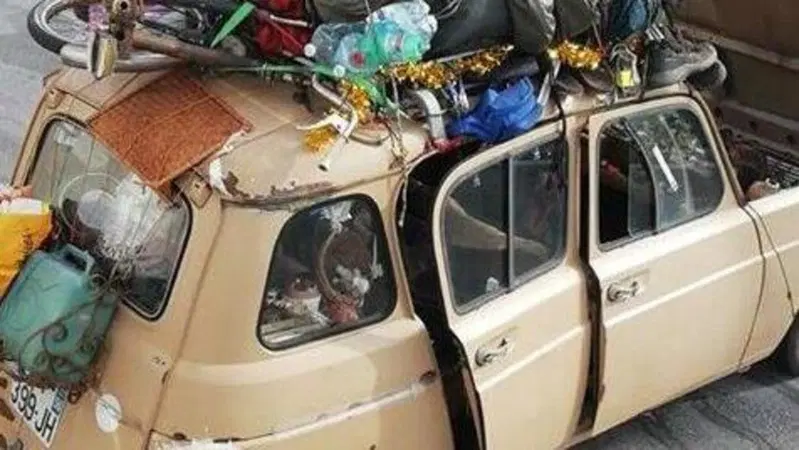 A spasso per le "zone rosse" con una Renault 4, fermati in Sicilia