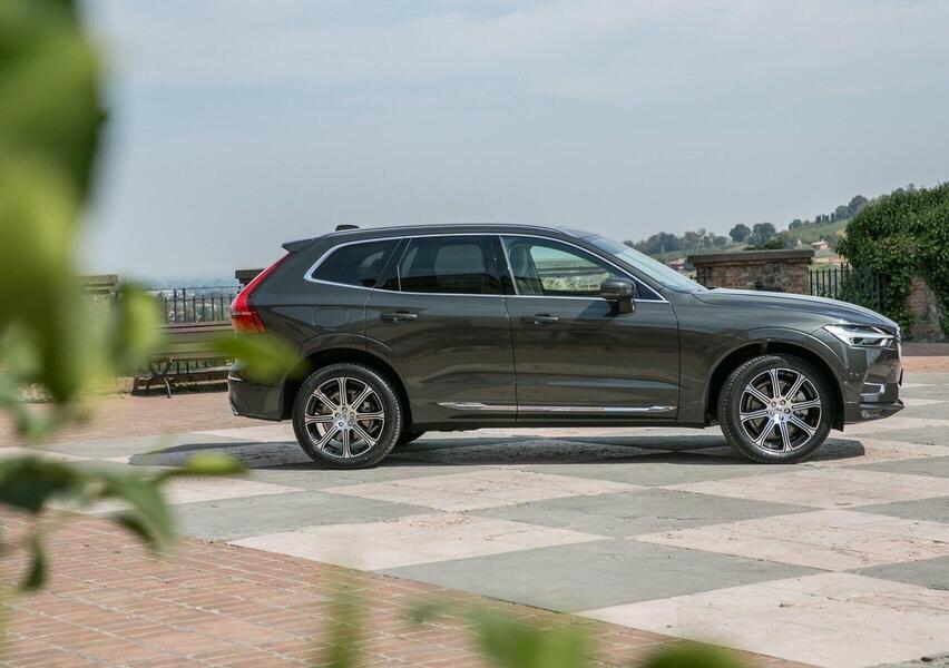 Prova Volvo XC60 T6 AWD 2026: nuovo look stessi motori per il SUV