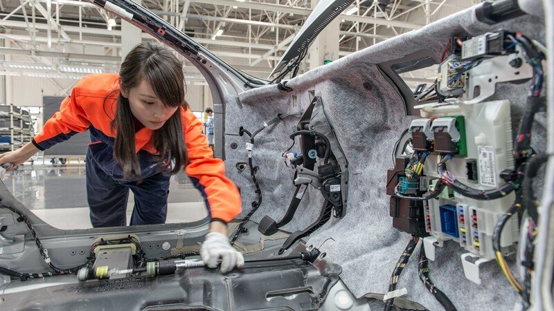 Cina: riparte la produzione di auto e componenti