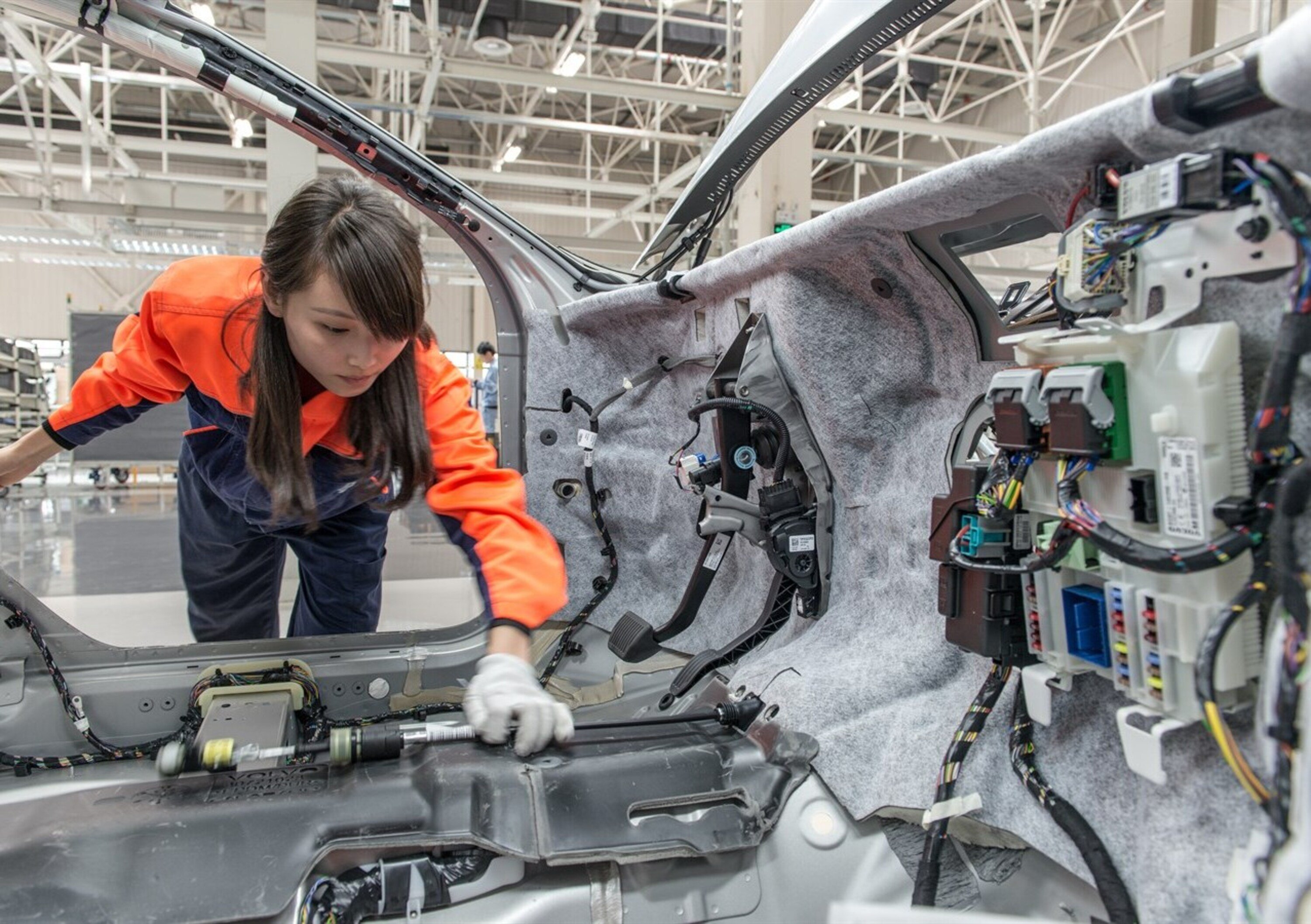 Cina: riparte la produzione di auto e componenti