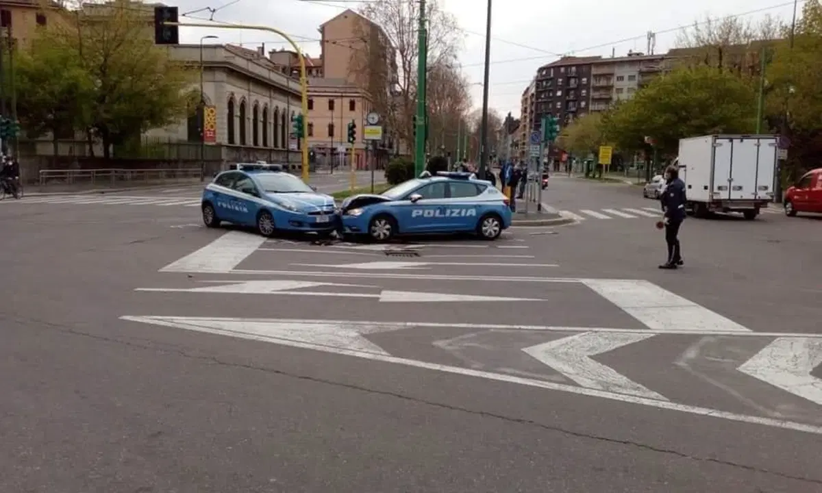 Scontro fra volanti della polizia nella Milano deserta. Nessun ferito nell'incidente, preso il ladro (2)