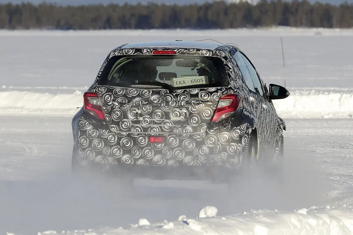 Toyota B SUV: sarà semplicemente una Yaris rialzata? [Foto spia] (18)