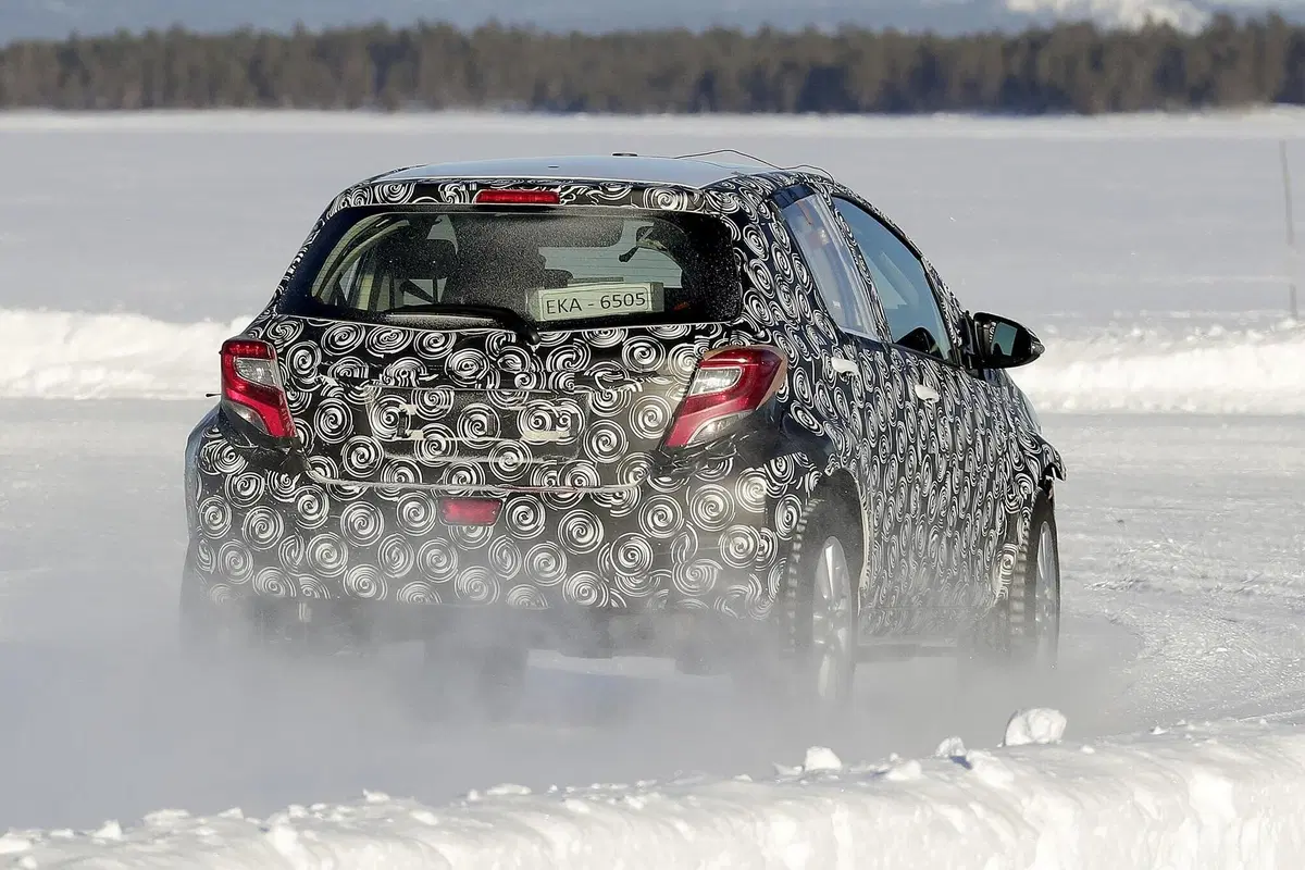 Toyota B SUV: sarà semplicemente una Yaris rialzata? [Foto spia] (17)