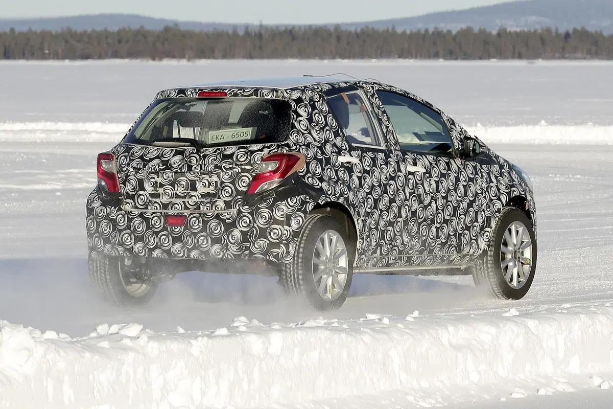 Toyota B SUV: sarà semplicemente una Yaris rialzata? [Foto spia] (14)