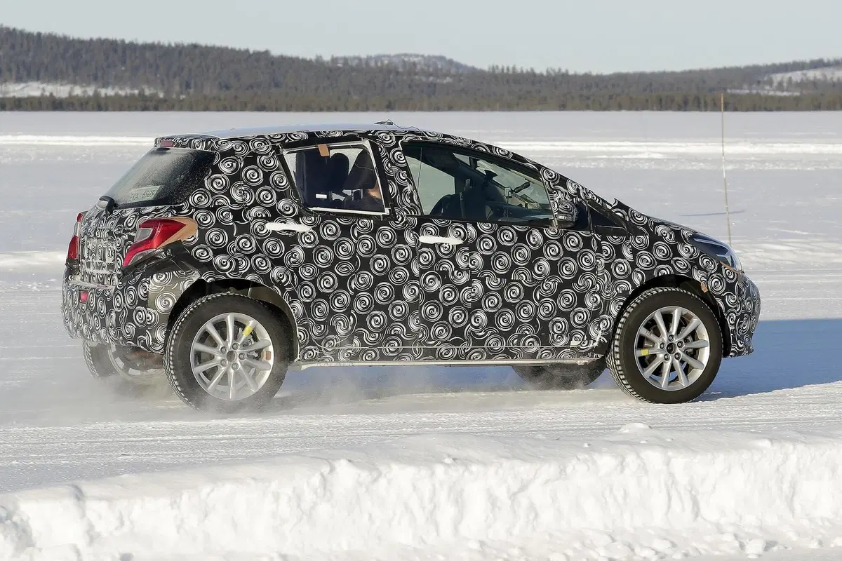 Toyota B SUV: sarà semplicemente una Yaris rialzata? [Foto spia] (10)