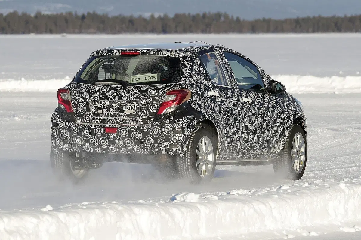 Toyota B SUV: sarà semplicemente una Yaris rialzata? [Foto spia] (15)