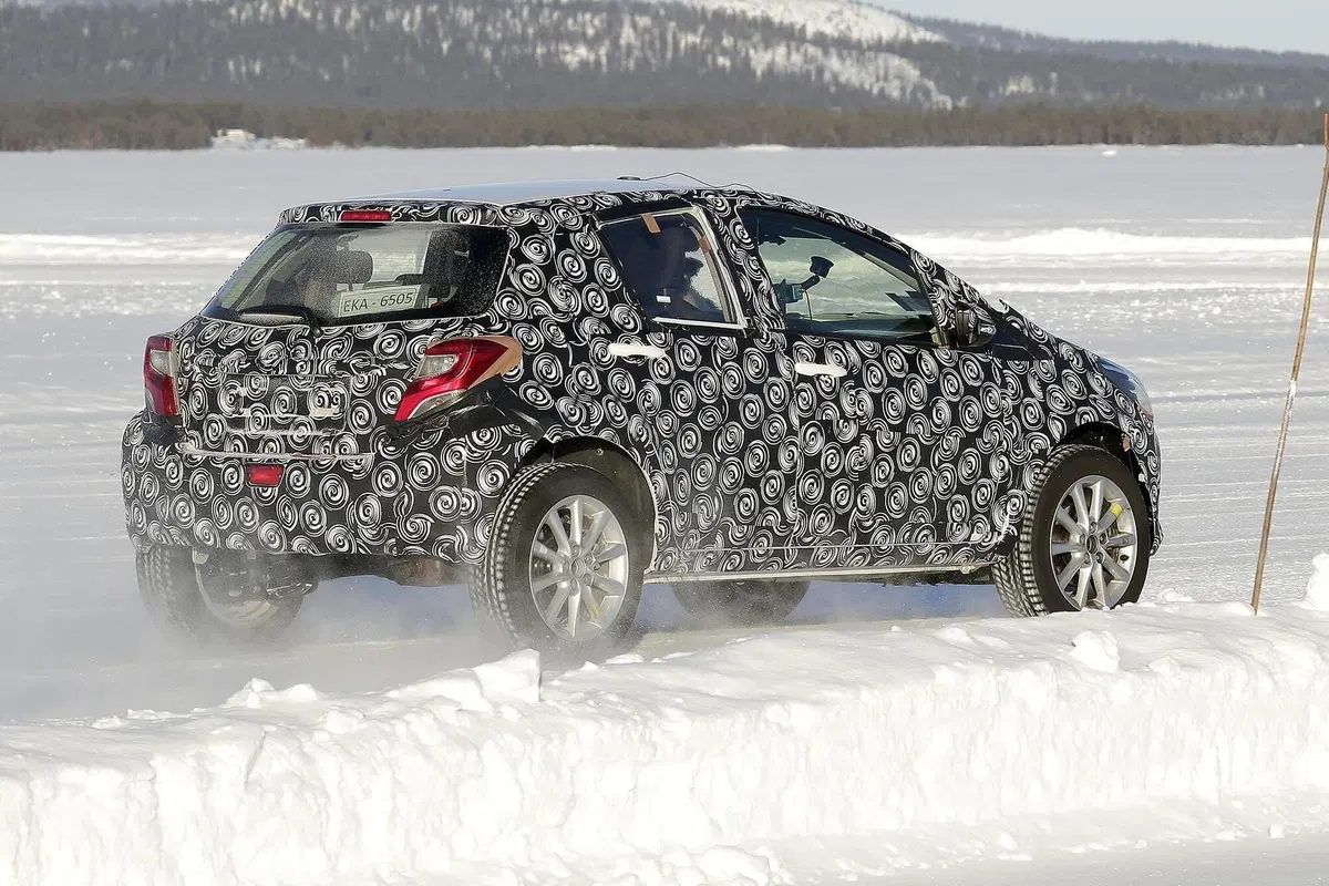 Toyota B SUV: sarà semplicemente una Yaris rialzata? [Foto spia] (13)
