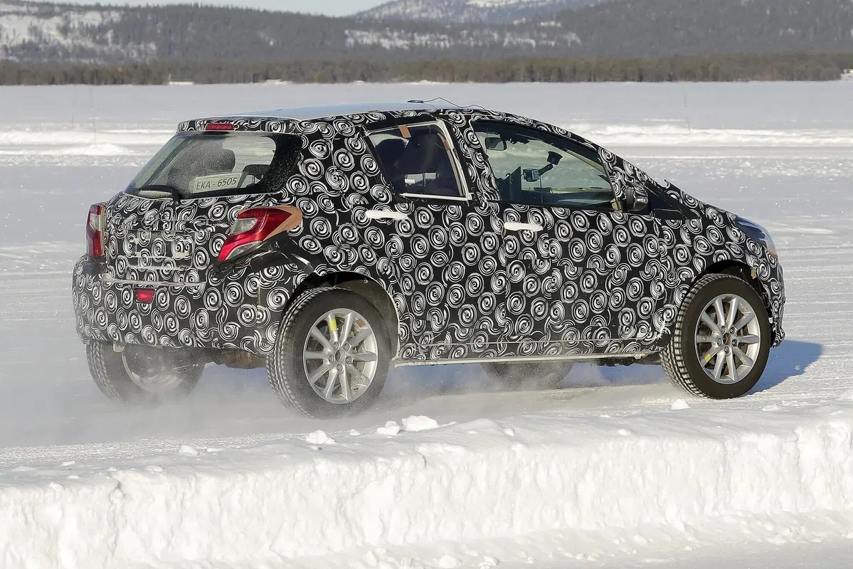 Toyota B SUV: sarà semplicemente una Yaris rialzata? [Foto spia] (12)