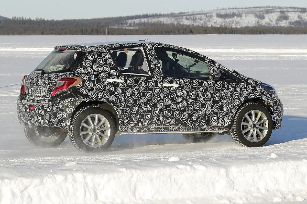 Toyota B SUV: sarà semplicemente una Yaris rialzata? [Foto spia] (11)