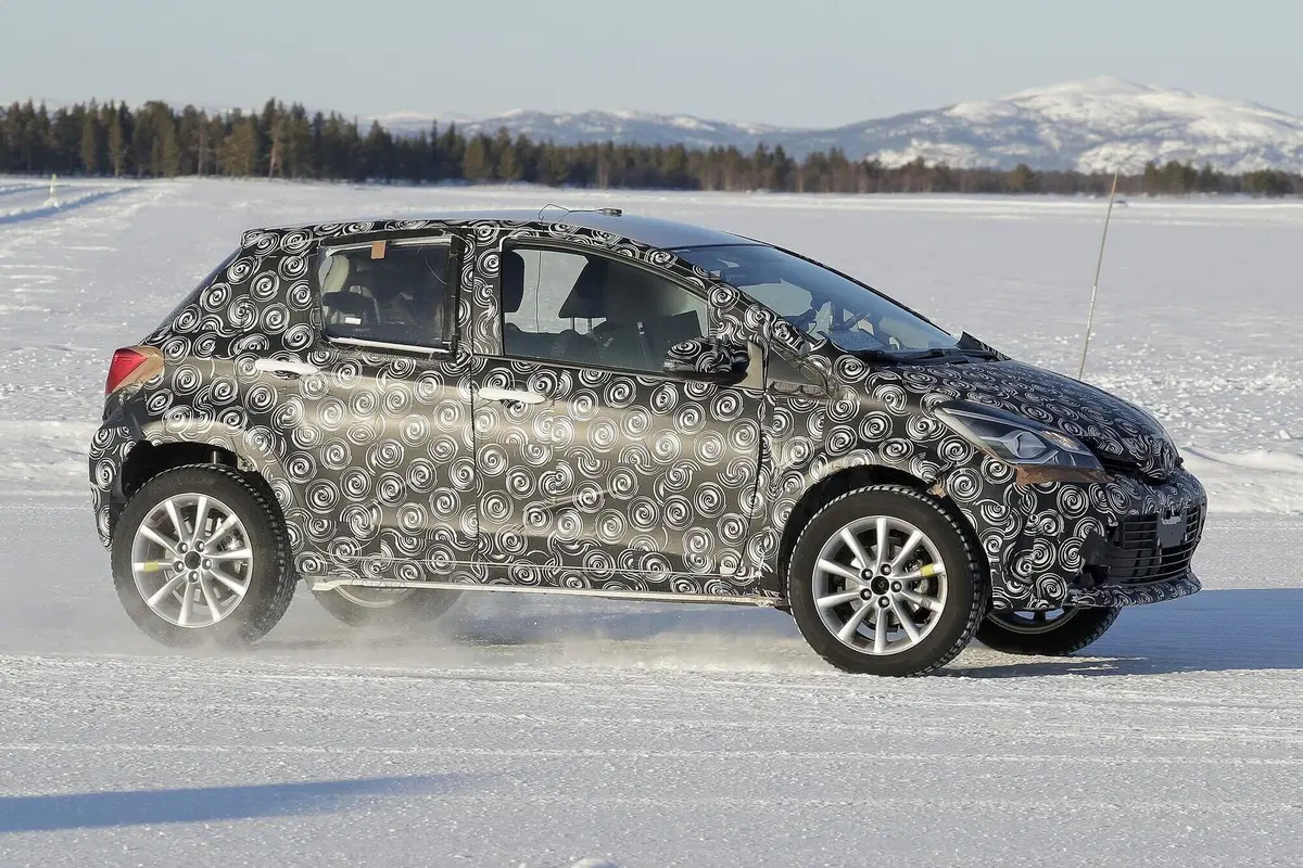 Toyota B SUV: sarà semplicemente una Yaris rialzata? [Foto spia] (8)