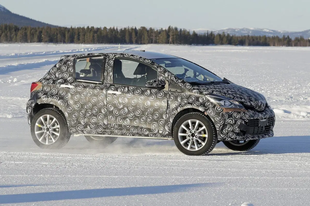 Toyota B SUV: sarà semplicemente una Yaris rialzata? [Foto spia] (7)