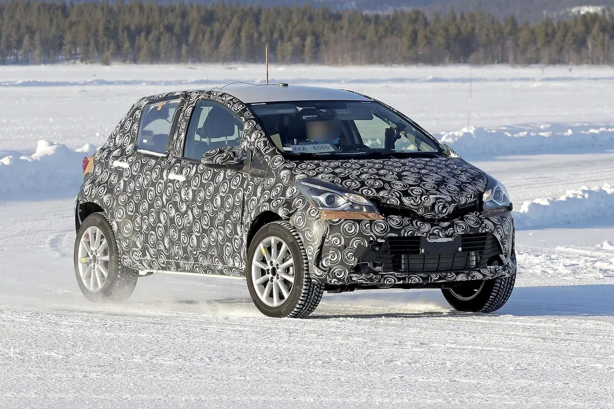Toyota B SUV: sarà semplicemente una Yaris rialzata? [Foto spia] (4)