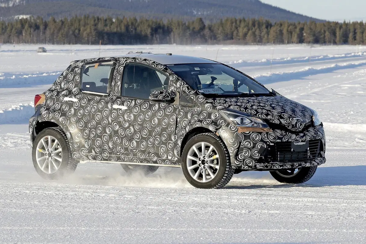 Toyota B SUV: sarà semplicemente una Yaris rialzata? [Foto spia] (6)
