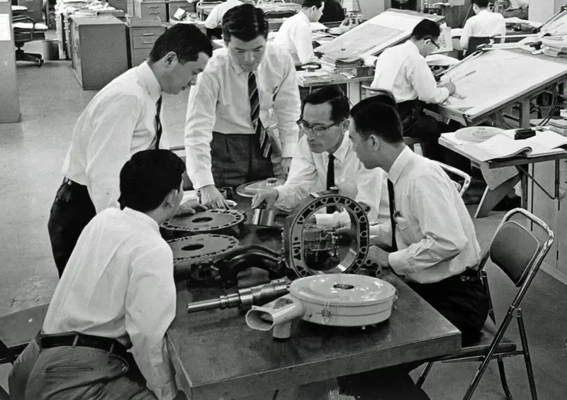Primi anni '60. Gli ingegneri Mazda sono i primi che riescono a trovare un'applicazione pratica per il motore rotativo